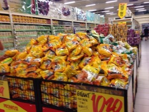 ジョホールバルのスーパーは商品が山積み！